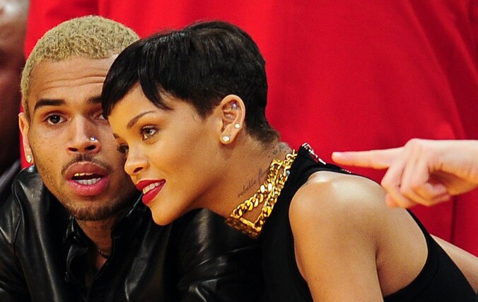 De immer van kapsel wisselende Rihanna heeft de techniek beter onder de knie dan Chris Brown.