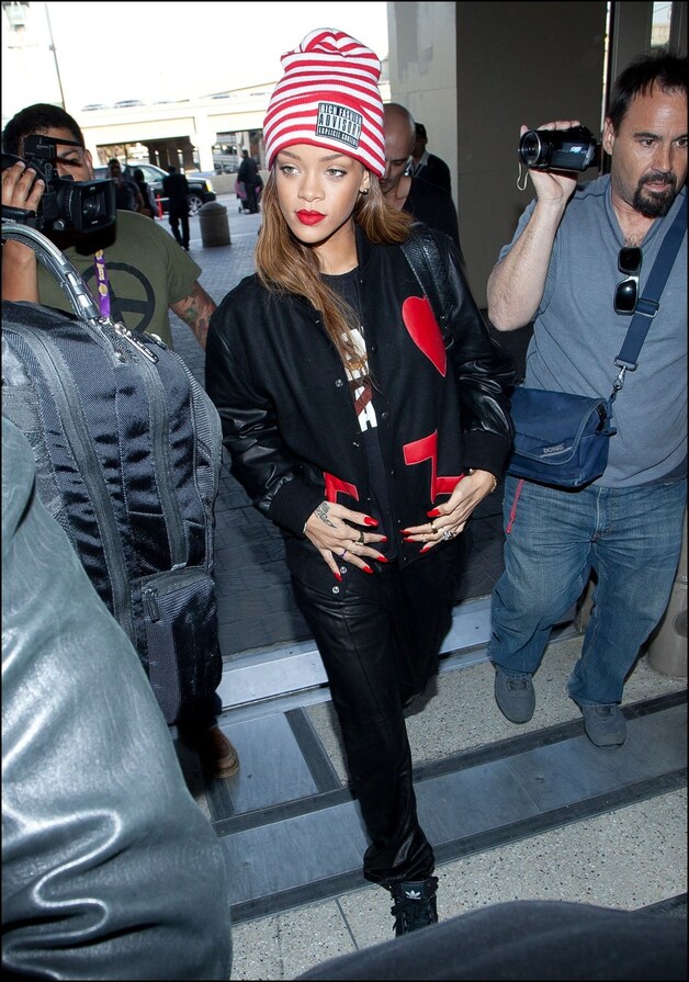 Rihanna combineert het jasje met een gestreepte beanie, leren broek en Adidas sneakers.