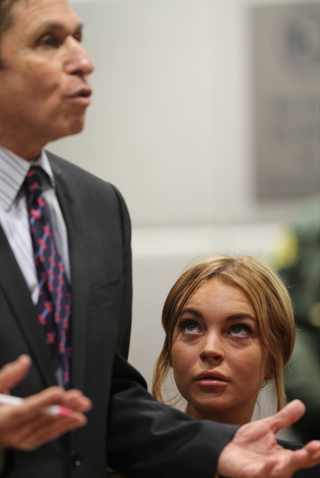 Advocaat Mark Heller samen met Lindsay in de rechtbank