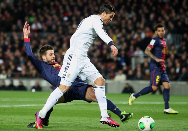 Pique met de fout op CR7: penalty.