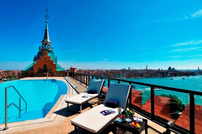 Het is genieten geblazen vanuit het dakzwembad van het Hilton hotel in Venetië