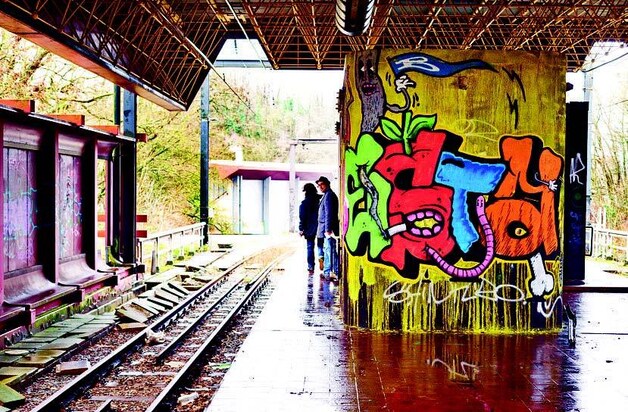 Graffitikunstenaars brengen kleur in het verlaten metrostation Chet.