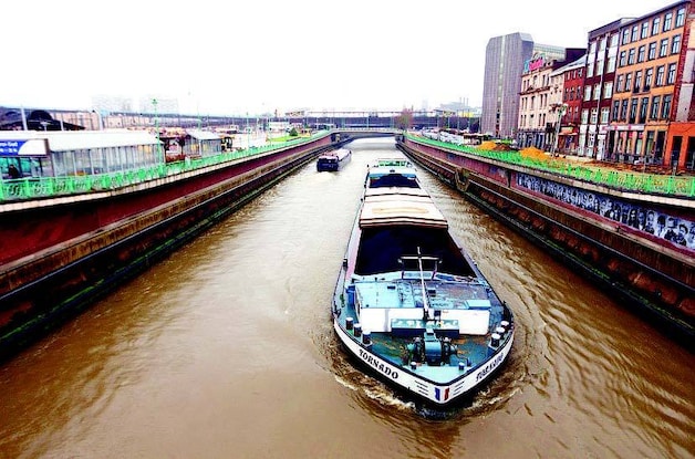 Vanop de Pont de Roi Boudouin kijk je uit op het treinstation (links), de Samber en de volkswijken (rechts).