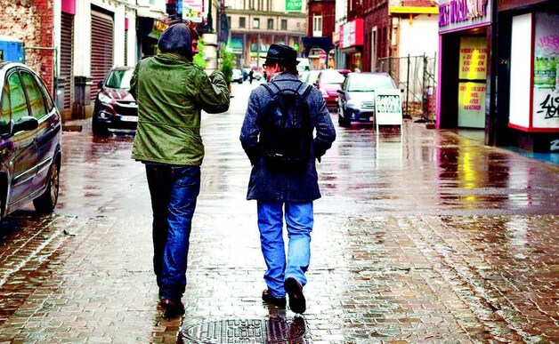 Gids Nicolas Buissart troont ons mee door de Rue de Marchienne, in de 'ville basse'.