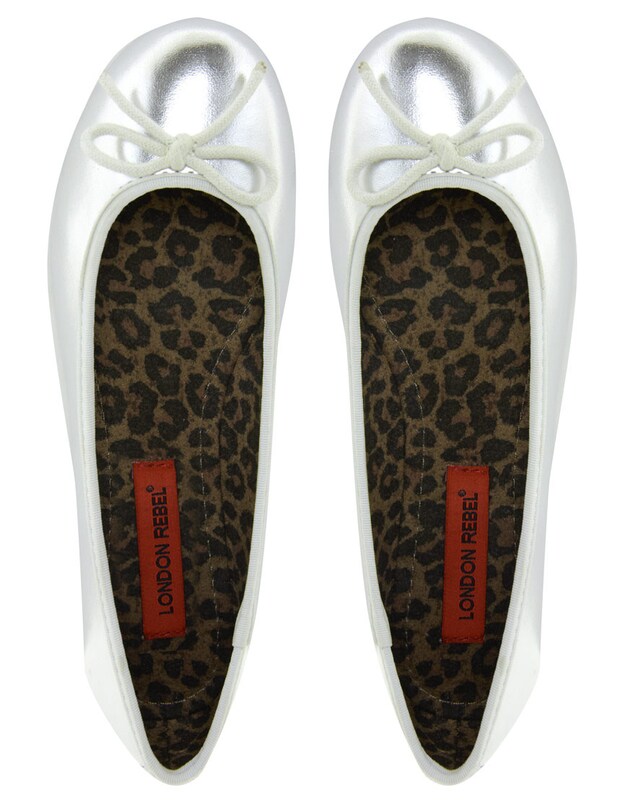 Zilverkleurige pumps met een voering in luipaardprint.