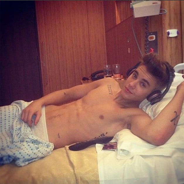 Bieber verstuurde een foto vanop zijn ziekenhuisbed.