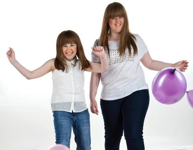 Rebekah (13) en Megan (11) zijn dolgelukkig dat ze de kwaadaardige kankerbeestjes hebben kunnen verslaan. © Facebook Please help Rebekah and Megan.