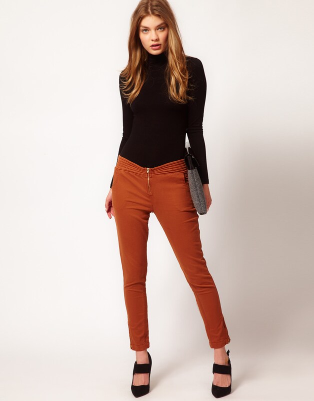 Een broek met sigarettenpijpen.