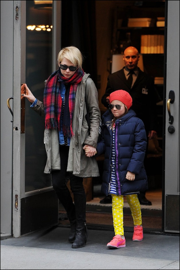 Michelle Williams en dochter Matilda in een outfit met verschillende prints en felle kleuren.