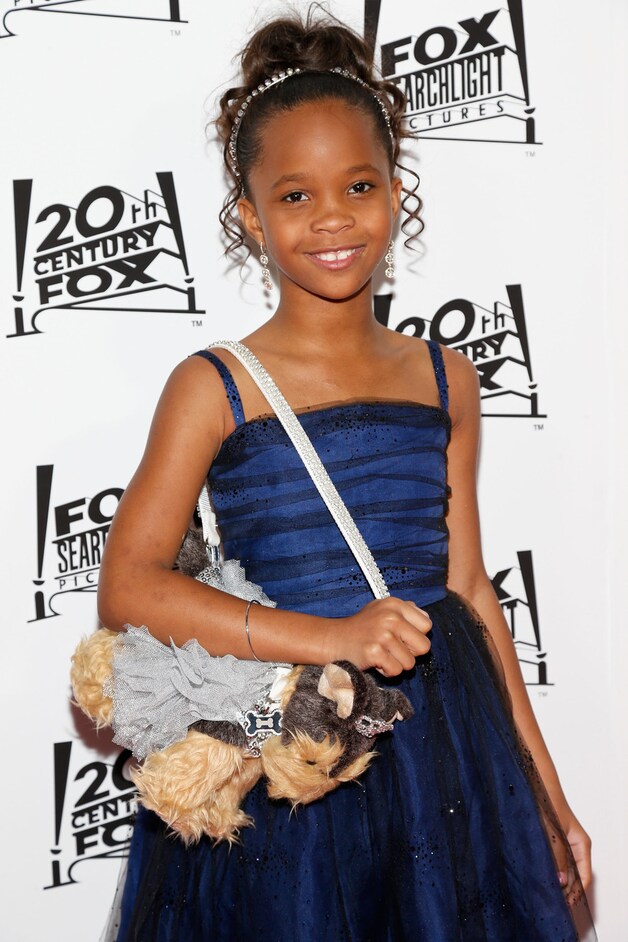 De jonge actrice Quvenzhane Wallis met een hondenhandtasje.