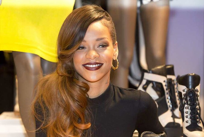 De ene kant van Rihanna is al bijgegroeid, de andere nog niet.