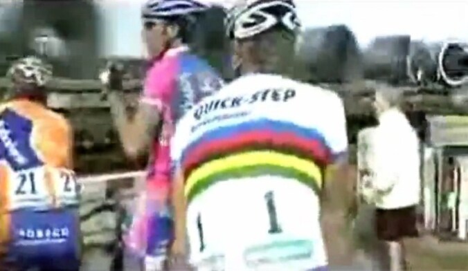 Tom Boonen en co. moesten minutenlang wachten voor een gesloten overgang tijdens Parijs-Roubaix in 2006.