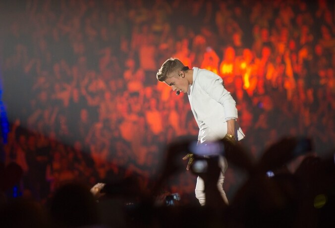 Justin Bieber tijdens zijn optreden maandag in het Poolse Lodz.