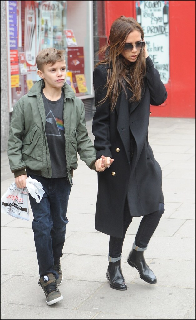 Victoria (mét platte schoenen!) en zoonlief Romeo Beckham.