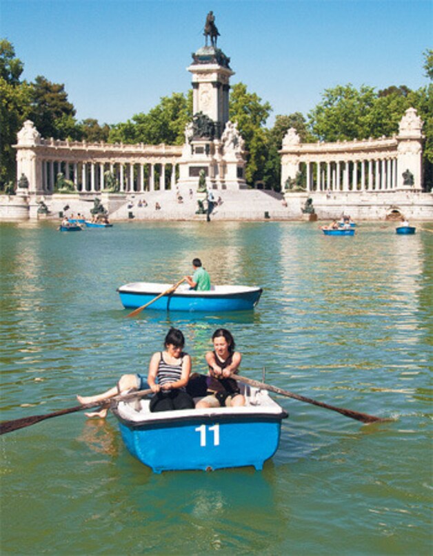 Ver van de Madrileense hectiek in Parque del Buen Retiro.