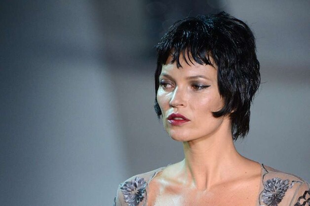 Kate Moss op de catwalk voor Louis Vuitton in Parijs.