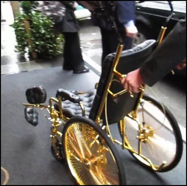 De gouden rolstoel.