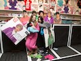 Fans van One Direction in een winkel met merchandise van de groep.
