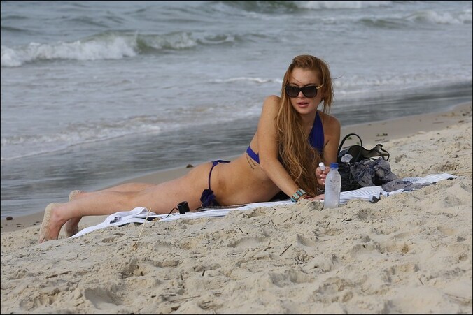 Lindsay Lohan op het strand in Brazilië.
