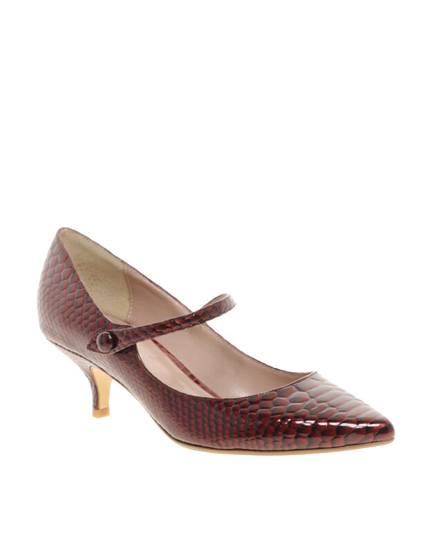 Een korte stiletto of 'kitten' hak.