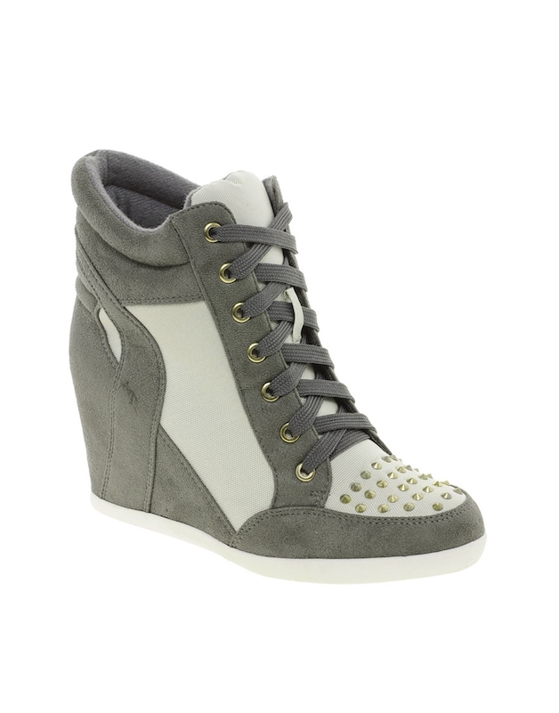 De hippe sneakers met sleehak.