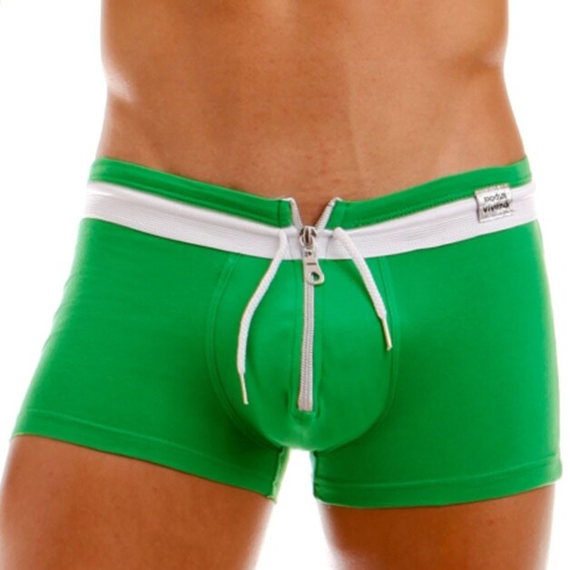 Voor de sportieve mannen biedt inderwear een strakke boxershort met rits aan.