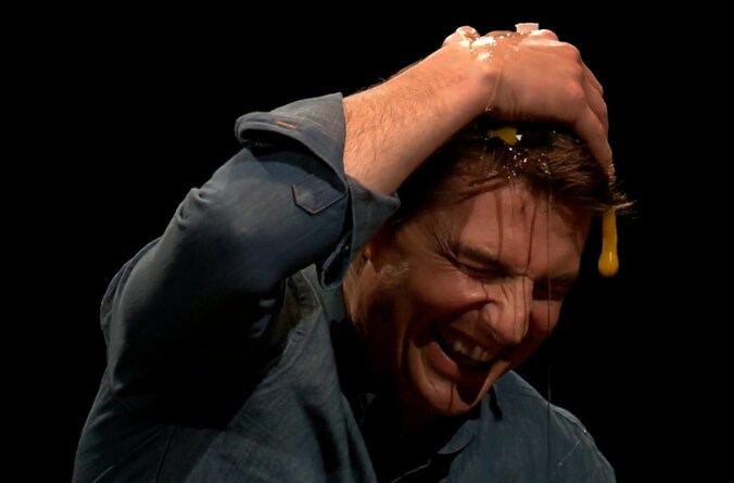 Tom Cruise neemt het op tegen Jimmy Fallon in een spelletje eierroulette.