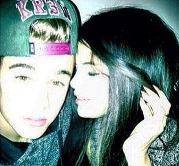 Bieber postte afgelopen zaterdag deze intieme foto van zichzelf met Selena op zijn Twitterpagina, maar verwijderde de afbeelding vervolgens weer snel.