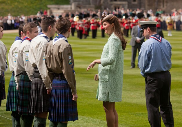 Kate keurt de Queen's Scouts op de National Review aan Windsor Castle