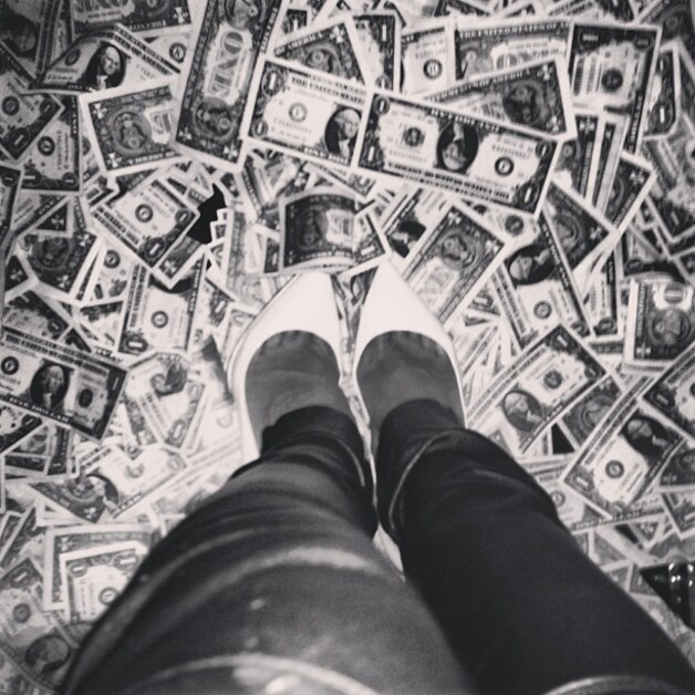 Rihanna nam een foto van de dollarbiljetten die ze in het rond had gestrooid.
