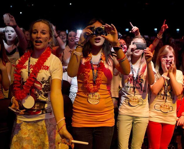 Fans gaan uit hun dak bij het concert van de boysband One Direction in de Ziggo Dome