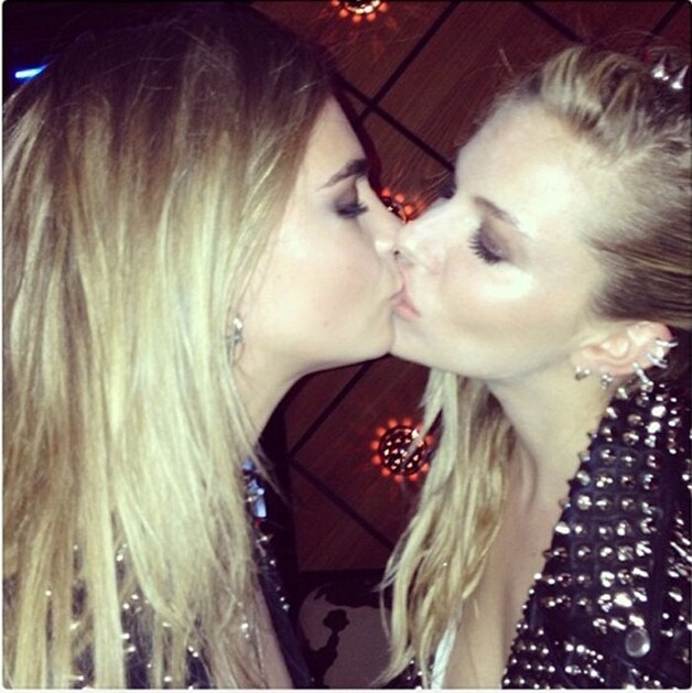 Sienna Miller en Cara Delevingne delen intiem moment