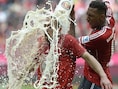 Verdediger Jerome Boateng (r) giet een grote pint bier uit over het hoofd van Franck Ribéry (l).