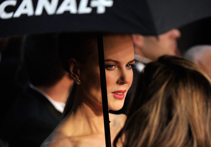 Nicole Kidman in de regen in Cannes.