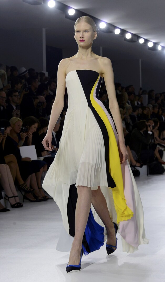 Een model op de catwalk van Dior.