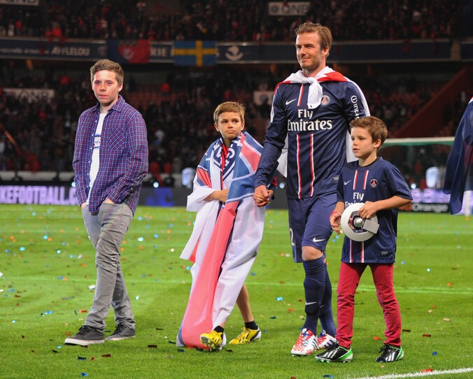 David Bechkam maakt met zijn zonen Brooklyn (links), Romeo en Cruz (rechts) een ereronde bij PSG.