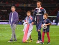 David Bechkam maakt met zijn zonen Brooklyn (links), Romeo en Cruz (rechts) een ereronde bij PSG.