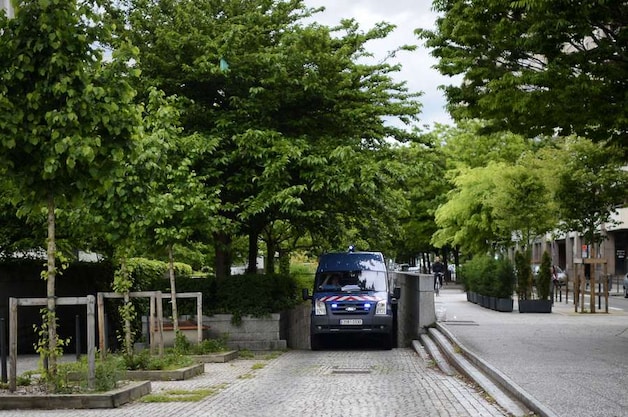 Een politiewagen aan gerechtshof in Lyon waar de Brit Julian Stevenson aangehouden werd.