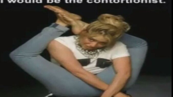 Shakira doet het prima als 'slangenmens'.