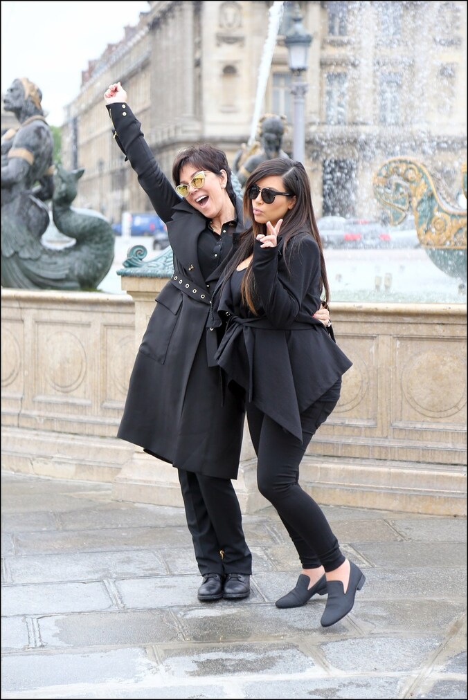 Mama Kris Jenner en Kim Kardashian in Parijs.
