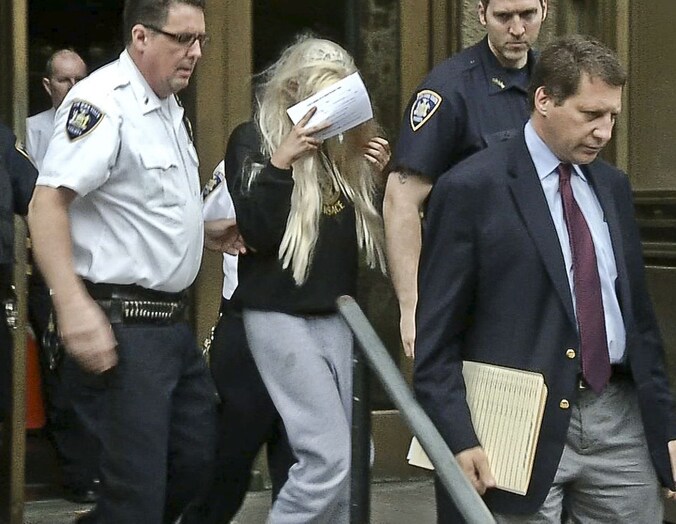 Amanda Bynes (met pruik) na haar arrestatie.