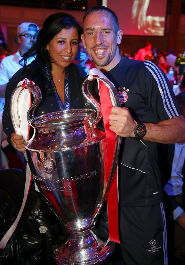 Franck Ribéry torst samen met zijn vrouw Wahiba Belhami de 'Beker met de Grote Oren'.