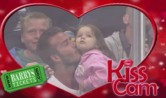 David Beckham geeft dochter Harper een dikke smakkerd.
