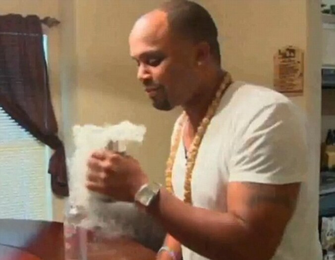 De Amerikaan Broderic Allen inhaleert alcohol.