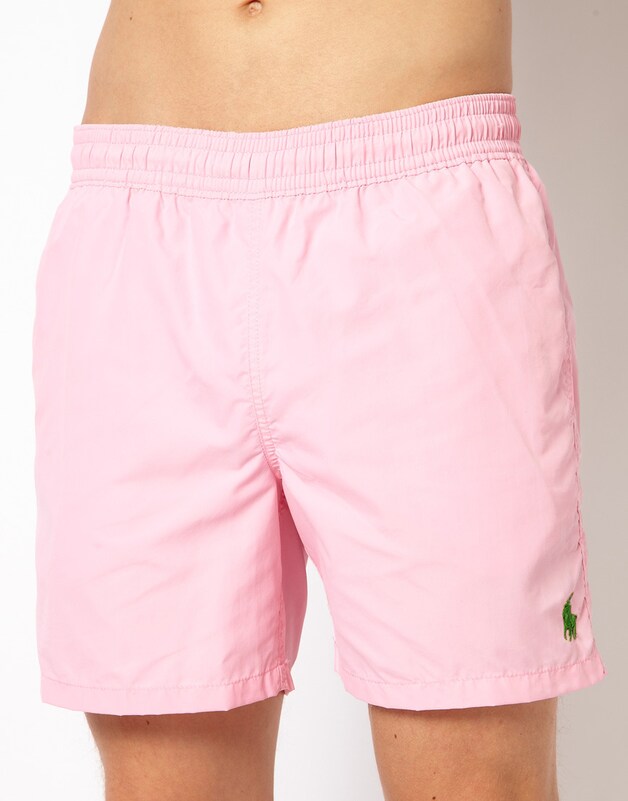 Een roze zwemshort? Hij wil opvallen.