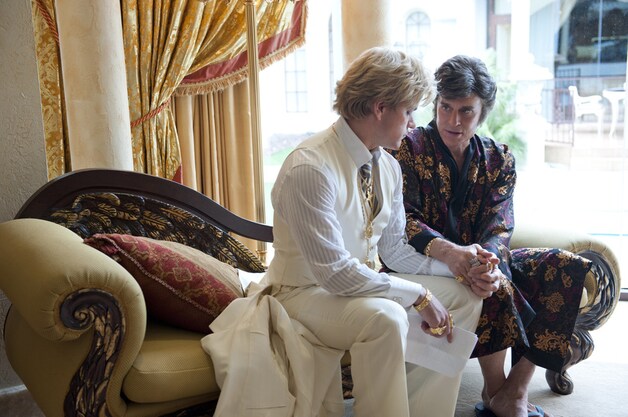 Een beeld uit de film, met links Matt Damon en rechts Michael Douglas.