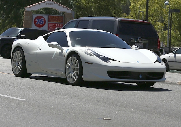 De witte Ferrari van Justin Bieber.