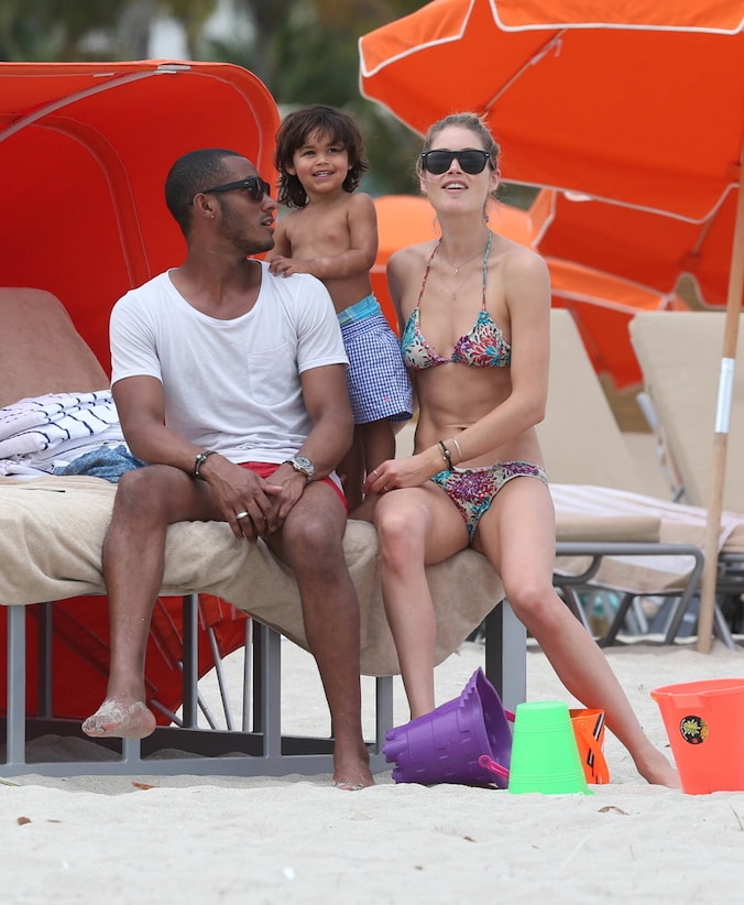 Doutzen met man Sunnery en zoon Phyllon op het strand van Miami