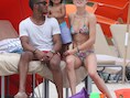 Doutzen met man Sunnery en zoon Phyllon op het strand van Miami