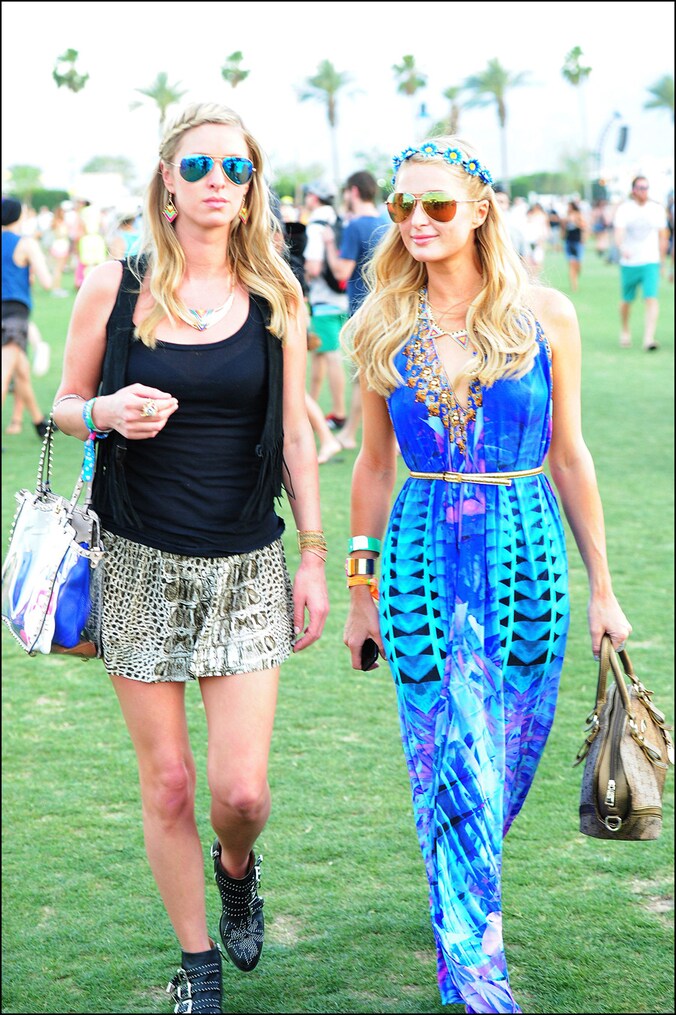 Nicky Hilton verstopt haar festivalhaar met vlechtje, zus Paris doet het met een bloemenkrans.